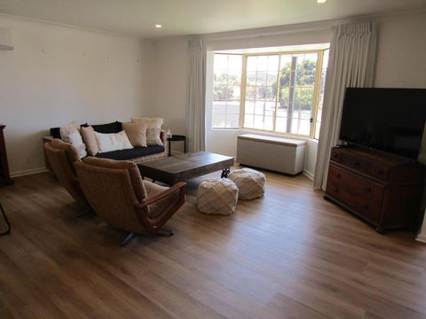Our Little Beach House - Melbourne 4u 3
