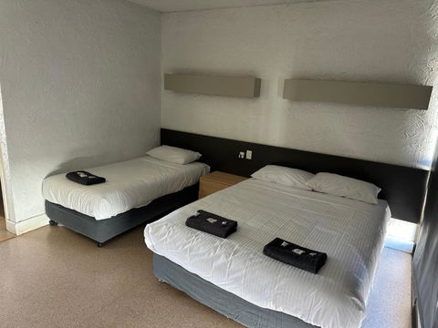 Overlander Hotel - Melbourne 4u 2