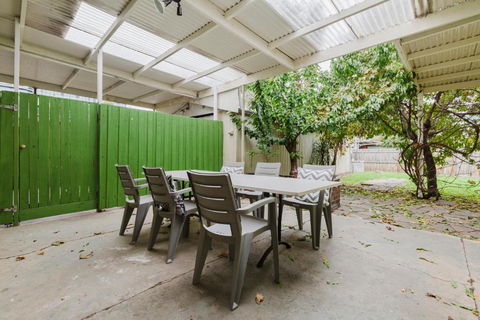Palms By Yarraville With Large 2 Bed Home & Yard - Accommodation Melbourne 2