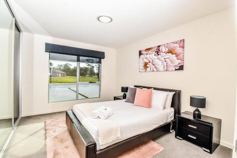 Paradise Point - Entire Home In Clarence Point, Tasmania Australia, 10 Guests 7 Bedrooms 7 Beds 3 Baths - Accommodation Melbourne 1