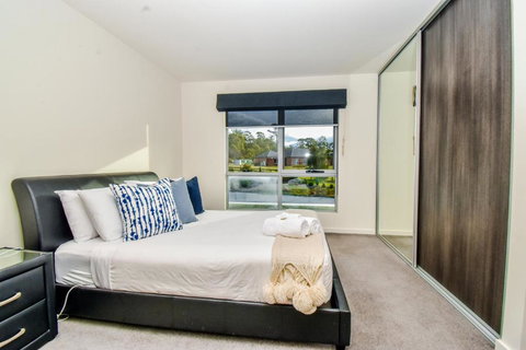 Paradise Point - Entire Home In Clarence Point, Tasmania Australia, 10 Guests 7 Bedrooms 7 Beds 3 Baths - Accommodation Melbourne 2