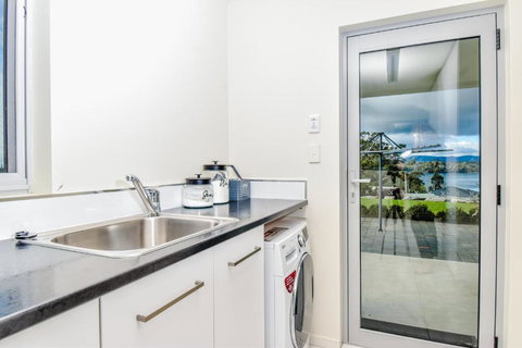 Paradise Point - Entire Home In Clarence Point, Tasmania Australia, 10 Guests 7 Bedrooms 7 Beds 3 Baths - Accommodation Melbourne 3