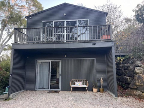 Peaceful Hills Escape: Charming 2-Story Retreat - Accommodation Melbourne 1