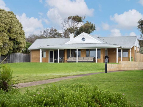 Pelicans View A Riverside Retreat - Accommodation Melbourne 0