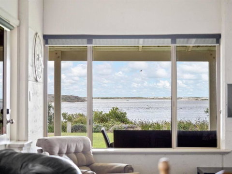 Pelicans View A Riverside Retreat - Accommodation Melbourne 3