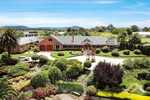 Perfect Entertainer-s Home With Pool - Accommodation Melbourne 0