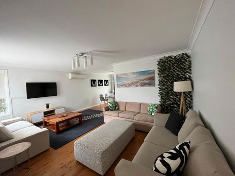 Perfectly Located House With A Big Backyard. - Accommodation Melbourne 1