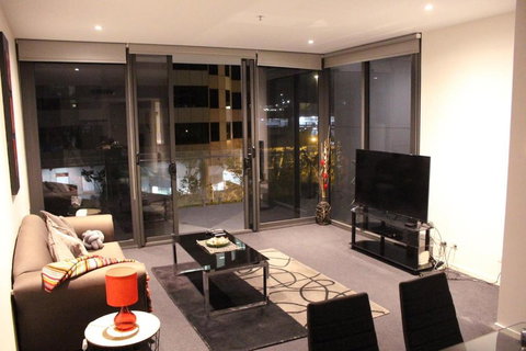 Perfectly Located Modern Apartment - Canberra CBD - Accommodation Melbourne 1