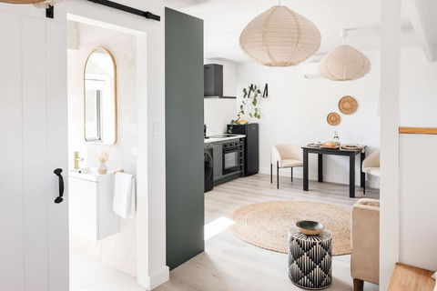 Petite Chateau Waterfront Chateau With Hot Tub - Accommodation Melbourne 0