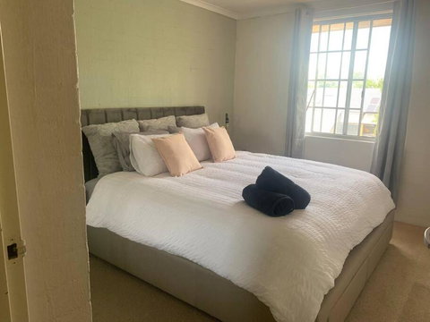 Plush 2 Bedroom Apartment Kingston - Accommodation Melbourne 1