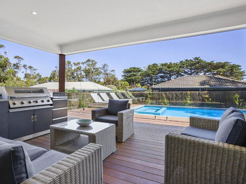 Pool And Spa - 300m Walk To Beach - Accommodation Melbourne 1