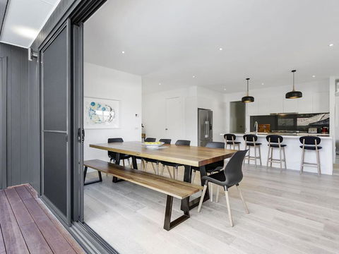 Pool And Spa - 300m Walk To Beach - Accommodation Melbourne 3