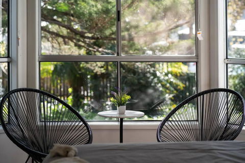 Popular Central Location King Bed The Repose - Accommodation Melbourne 0