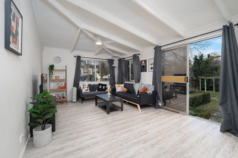 Popular Central Location King Bed The Repose - Accommodation Melbourne 3