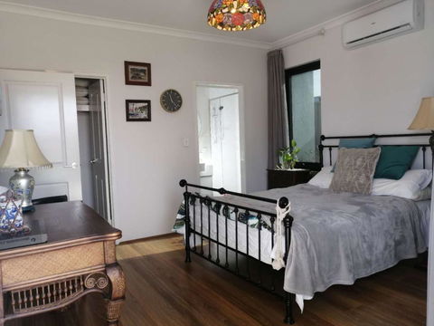 Private & Cosy! Master Bedroom In Perth With Garden View - Accommodation Melbourne 2
