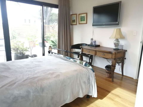 Private & Cosy! Master Bedroom In Perth With Garden View - Accommodation Melbourne 1