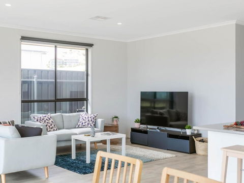 Putters Paradise 25-30 Troon Drive - Accommodation Melbourne 1