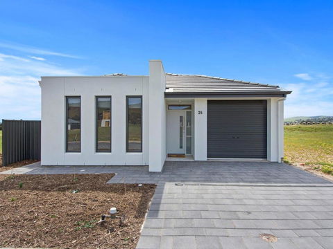 Putters Paradise 25-30 Troon Drive - Accommodation Melbourne 0