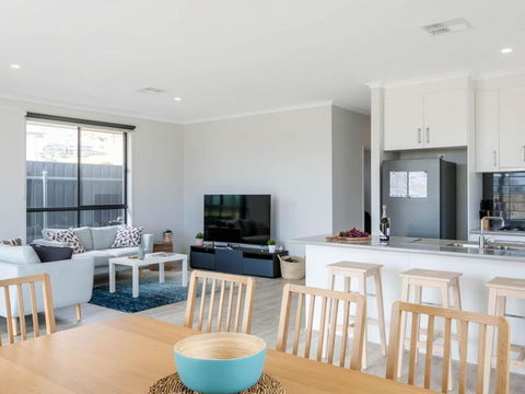 Putters Paradise 25-30 Troon Drive - Accommodation Melbourne 2