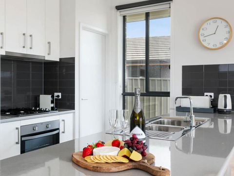 Putters Paradise 25-30 Troon Drive - Accommodation Melbourne 3