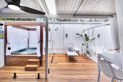 Private Outdoor Spa, Fire Pit - THE RETREAT COOLUM BEACH - Accommodation Melbourne 1