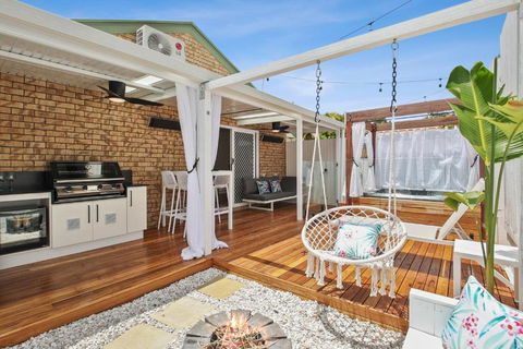 Private Outdoor Spa, Fire Pit - THE RETREAT COOLUM BEACH - Accommodation Melbourne 2