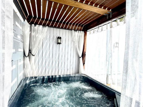 Private Outdoor Spa, Fire Pit - THE RETREAT COOLUM BEACH - Accommodation Melbourne 3