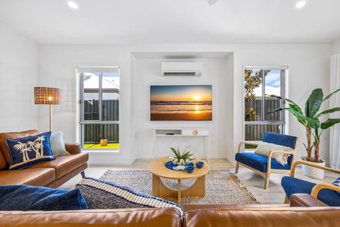 Premium 4-Bed Coastal Escape With BBQ And Pool - Accommodation Melbourne 2