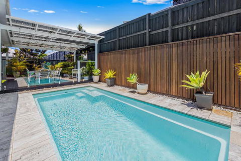 Premium 4-Bed Coastal Escape With BBQ And Pool - Accommodation Melbourne 1