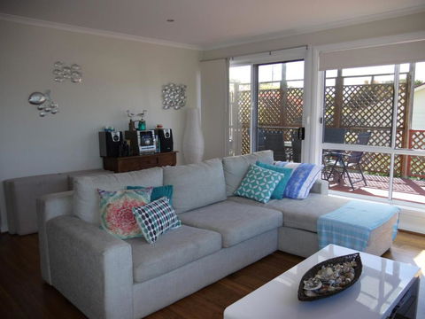 Prime Location - Totally Refurbished - Accommodation Melbourne 3