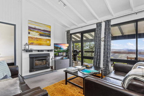 Pristine Mountain Retreat With Expansive Views - Accommodation Melbourne 0