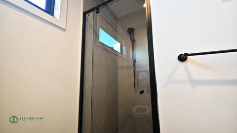 Private Suite With Queen Bed TV - Room 11 - Accommodation Melbourne 3