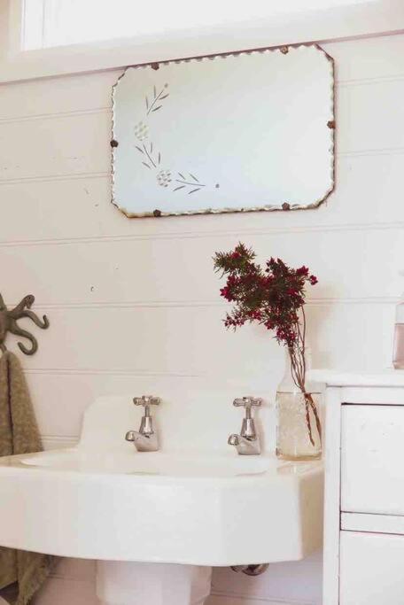 Quaint And Intimate 1-bed Seaside Cottage - Accommodation Melbourne 3