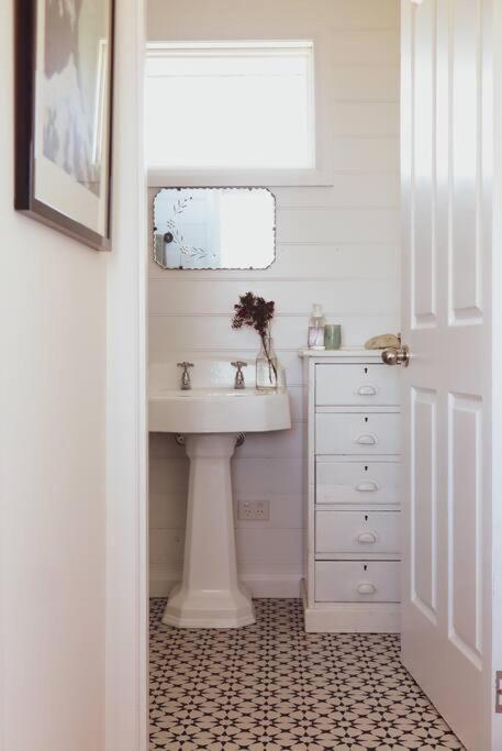 Quaint And Intimate 1-bed Seaside Cottage - Accommodation Melbourne 2