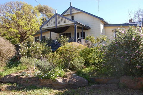 Quaint Cottage Nestled Amongst The Trees - Accommodation Melbourne 0