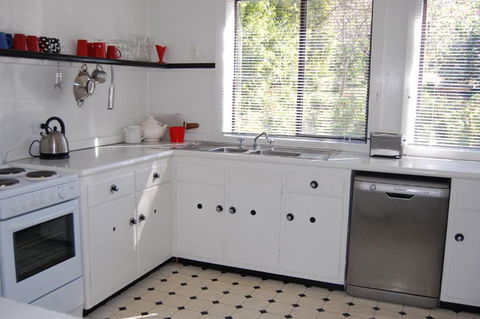 Quaint Cottage Nestled Amongst The Trees - Accommodation Melbourne 3