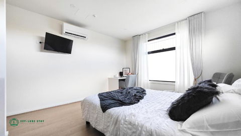 Queen Bed Stylish Suite With TV - Room 12 - Accommodation Melbourne 0