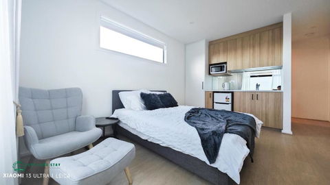 Queen Bed Stylish Suite With TV - Room 12 - Accommodation Melbourne 2