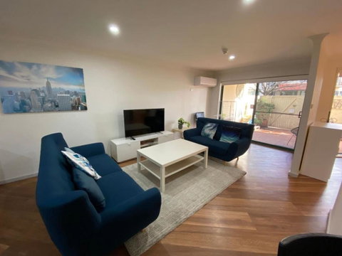 Quiet 2 Bedroom Apt In The Heart Of Old Kingston - Accommodation Melbourne 0