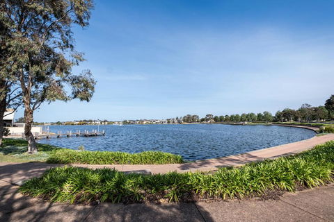 Quite&beautiful 4br2ba House By Sanctuary Lake - Accommodation Melbourne 0