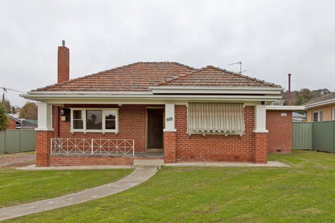 Red Brick Beauty - Central Cottage - Accommodation Melbourne 0