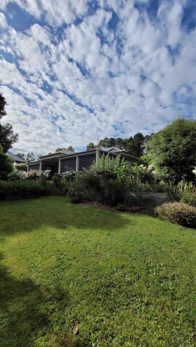 Quiet Family Retreat Getaway - Wildlife Park, Sovereign Hill, Kryall Castle And City At Your Door - Modern House, 8 Guests, 4 Bedrooms, 5 Beds - Accommodation Melbourne 0