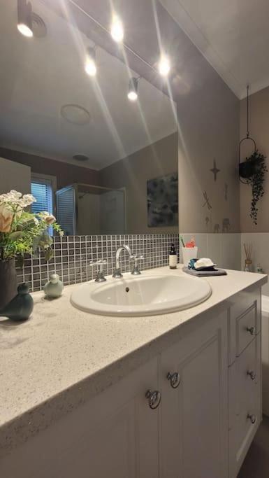Quiet Family Retreat Getaway - Wildlife Park, Sovereign Hill, Kryall Castle And City At Your Door - Modern House, 8 Guests, 4 Bedrooms, 5 Beds - Accommodation Melbourne 2