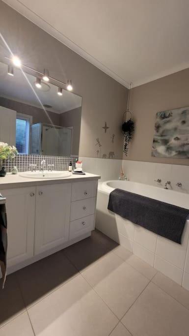 Quiet Family Retreat Getaway - Wildlife Park, Sovereign Hill, Kryall Castle And City At Your Door - Modern House, 8 Guests, 4 Bedrooms, 5 Beds - Accommodation Melbourne 3