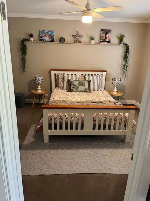Quiet Family Retreat Getaway - Wildlife Park, Sovereign Hill, Kryall Castle And City At Your Door - Modern House, 8 Guests, 4 Bedrooms, 5 Beds - Accommodation Melbourne 1
