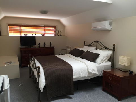 Atina Rocks Country Homestead - Accommodation Melbourne 0