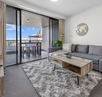 AU1 - Long Stay w Balcony RiverViews Fast WiFi - Melbourne 4u