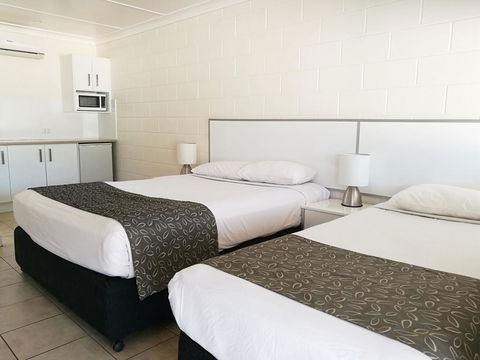 Augathella Motel & Caravan Park - Melbourne 4u 0