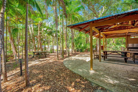Baden 46 - Rainbow Shores, Walk To Beach, Top Floor, Air Conditioned Unit, Pools - Accommodation Melbourne 1