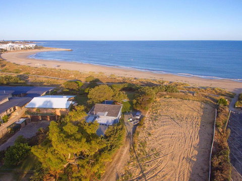 Beach Cottage In The Heart Of Mandurah - Accommodation Melbourne 1